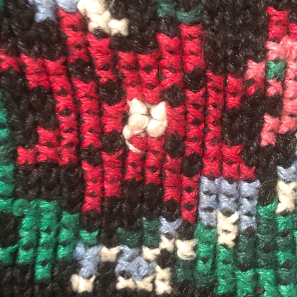 🎄Vintage Venezia Christmas Cross Stitch Sweater- 437 $40 or $35 w/offer - Picture 6 of 6